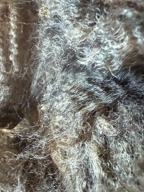 Bungalow: Grey Romney Raw Fleece - Image 10